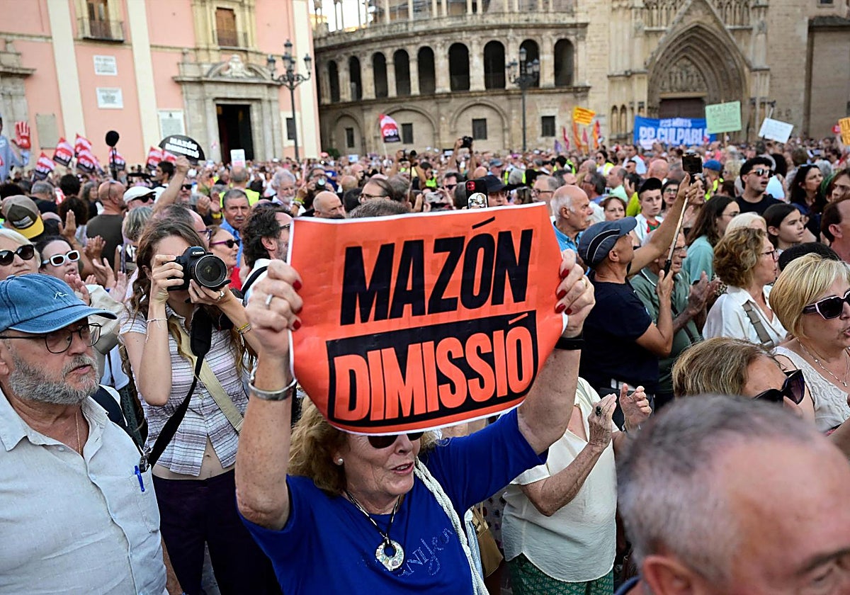 Manifestantes en Valencia, este viernes, para exigir la dimisión del presidente de la Generalitat Valenciana, Carlos Mazón, por su gestión en la dana