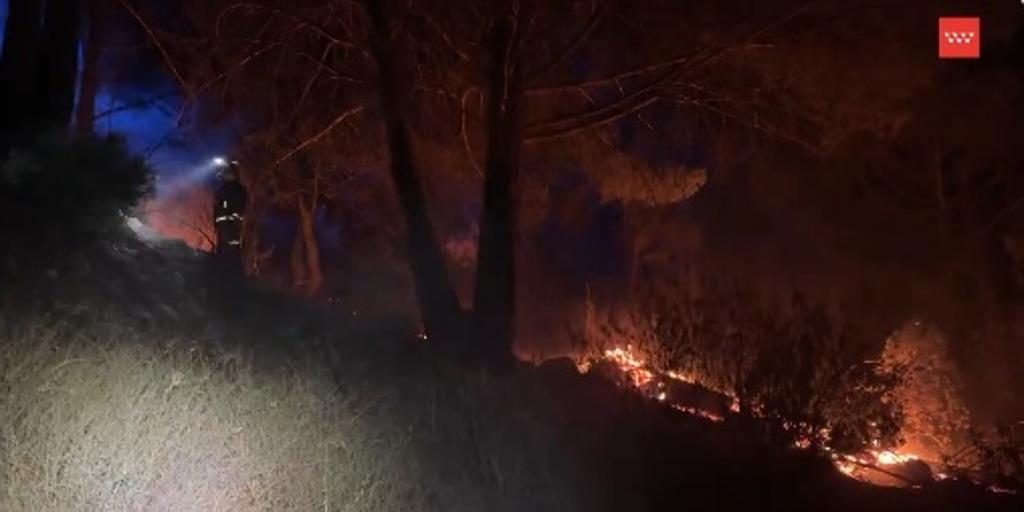Extinguido un incendio forestal en Collado Mediano que afectó a tres viviendas