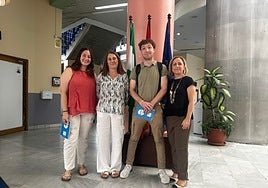 «Tenemos alumnos sin otra ventana al mundo que el personal bilingüe»