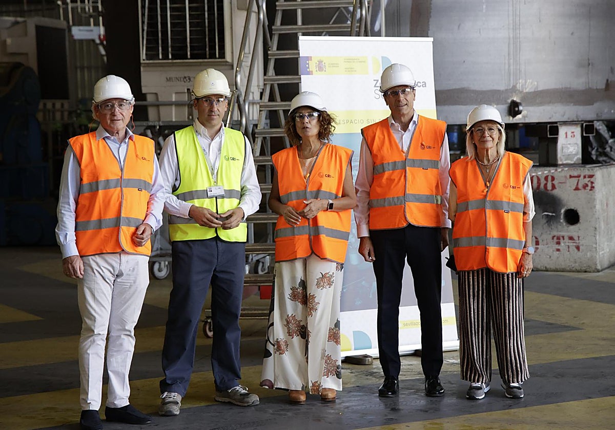 María Jesús Montero durante su visita a la empresa GRI Towers en la Zona Franca de Sevilla