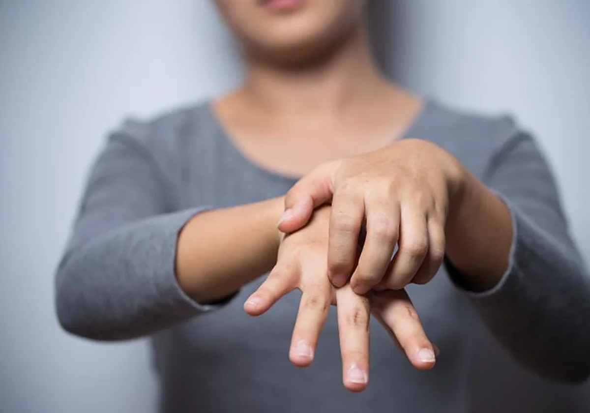 Mujer con síntnomas de sarna