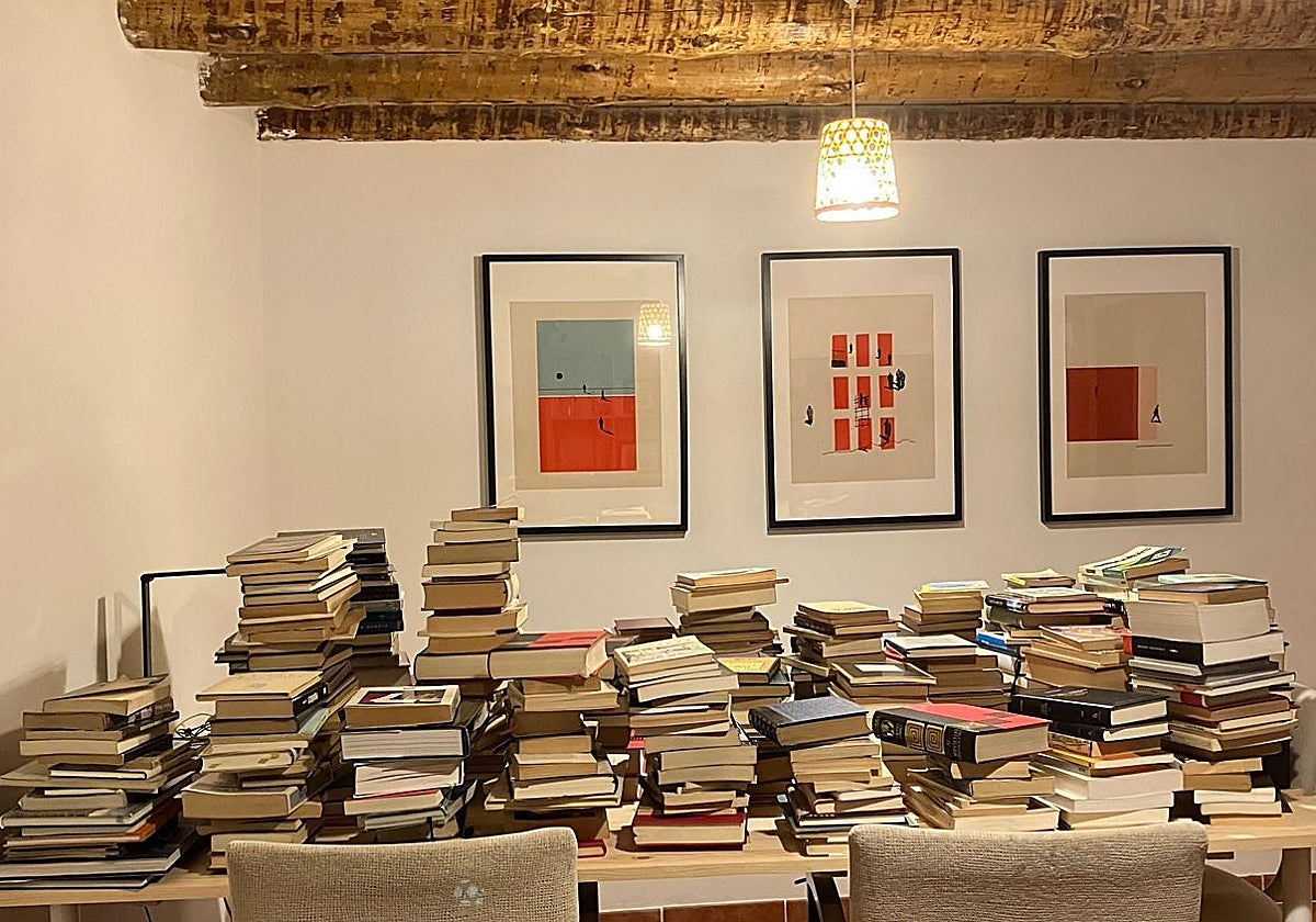 Montones de libros en una de las estancias de la residencia literaria 'La Casa de Cihuela'