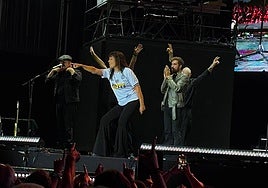 Amaral canta ante 5.000 personas en Cuenca con un espectacular soporte visual