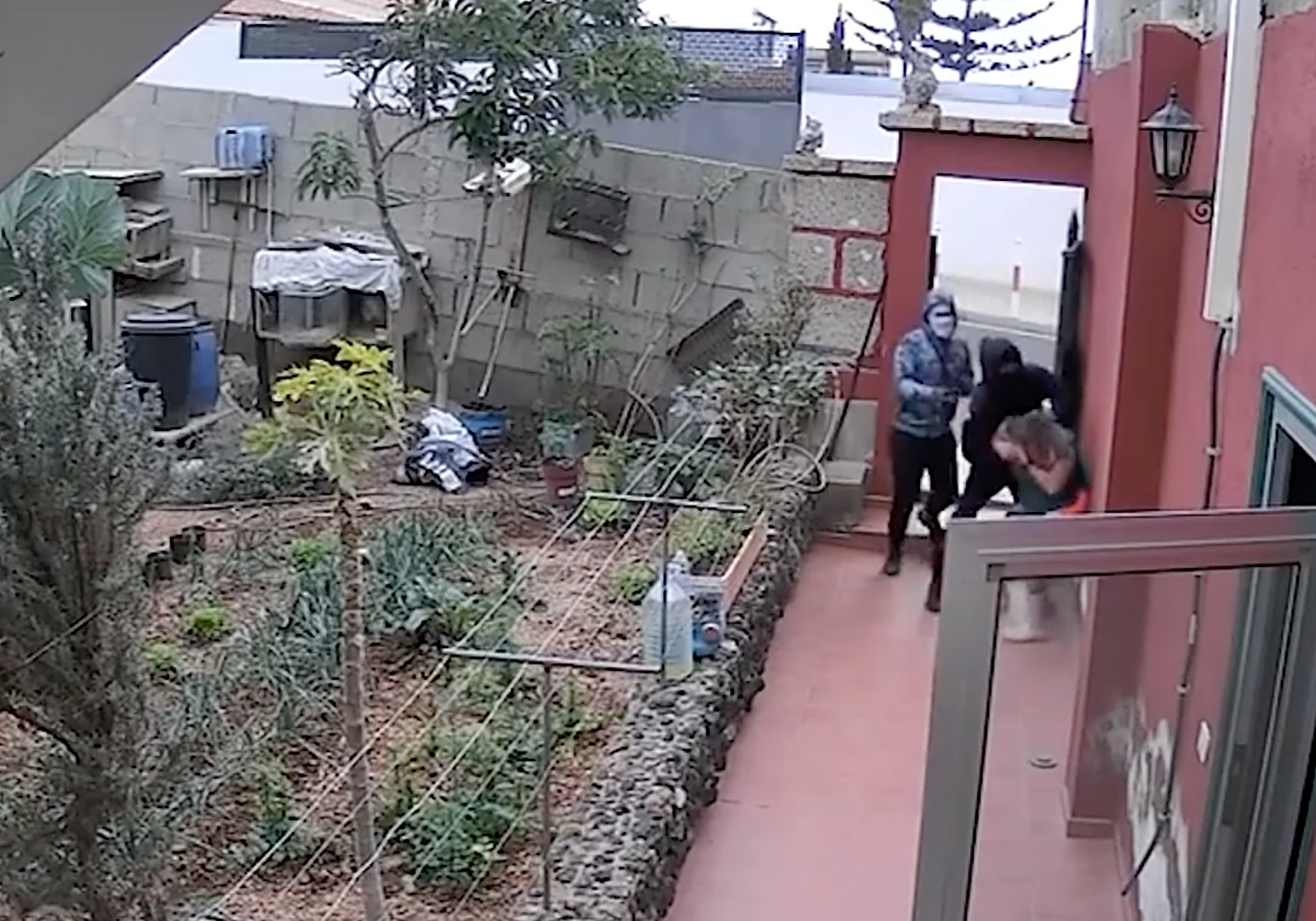 Las cámaras de seguridad graban el asalto violento a una mujer en su vivienda en Tenerife