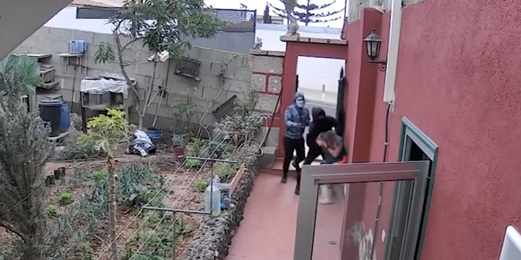 Las cámaras de seguridad graban el asalto violento a una mujer en su vivienda en Tenerife