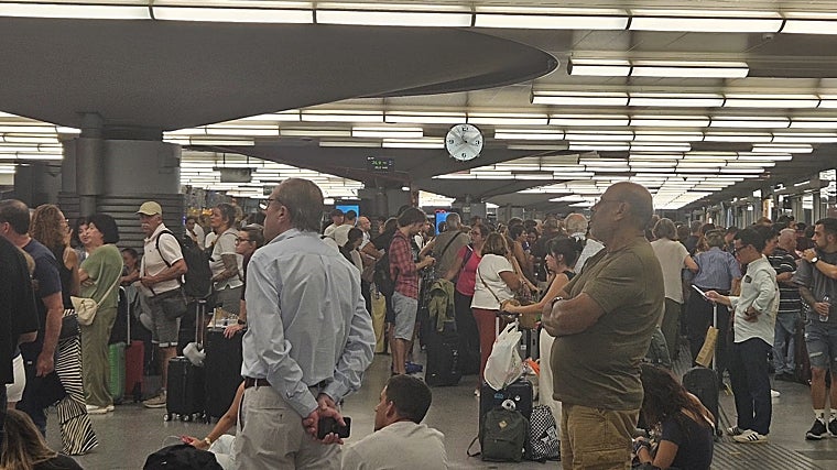 Viajeros en la estación de Atocha, este sábado por la tarde