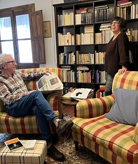 Imagen secundaria 2 - Sobre estas líneas, autores en estancias de la residencia literaria y David Uclés, en una reciente imagen de archivo