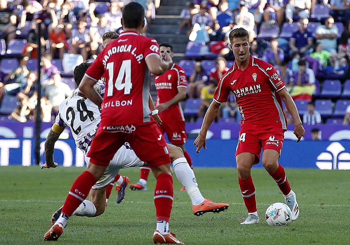 Pedro Ortiz conduce el balón durante el partido en el José Zorrilla