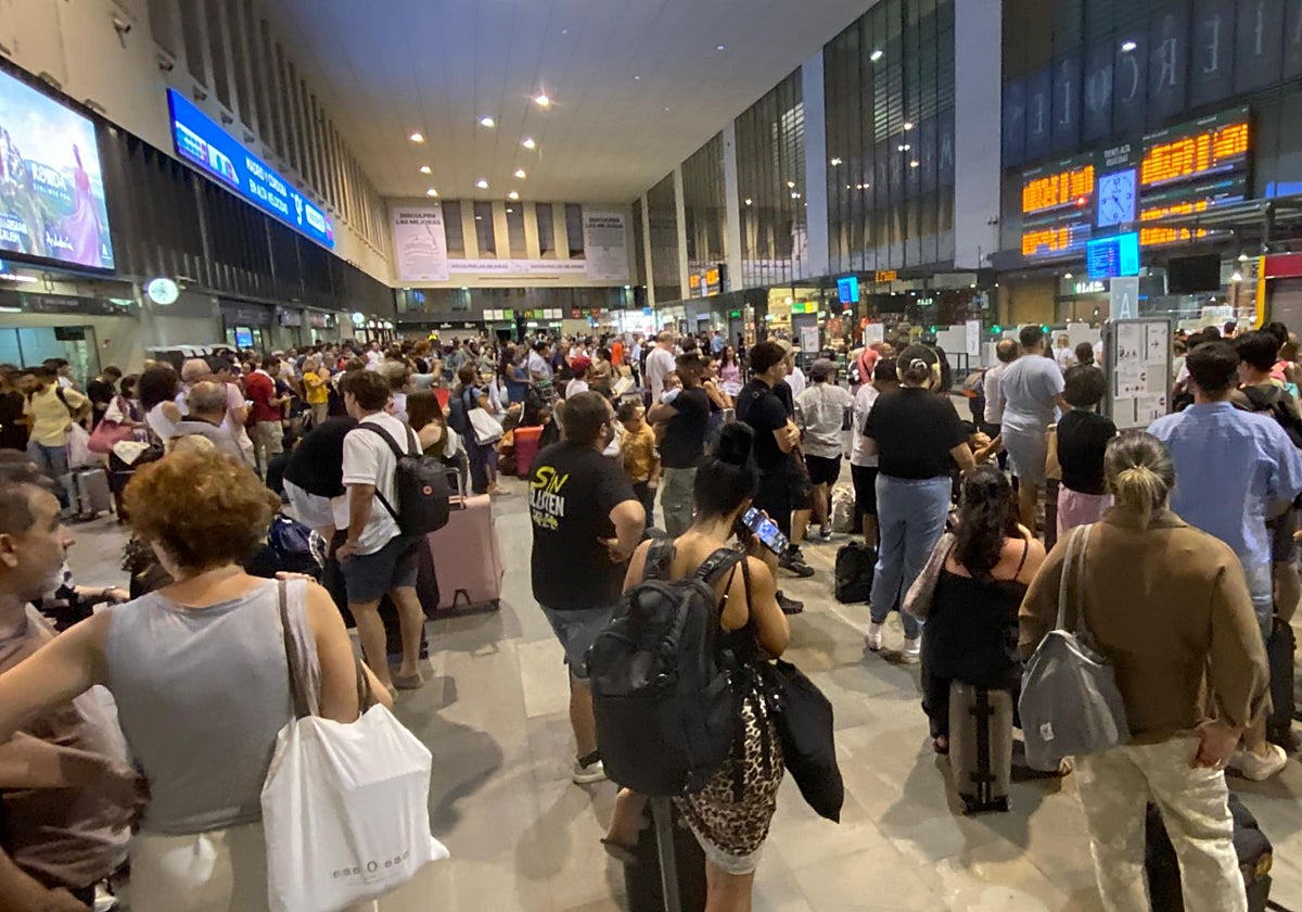 Cientos de pasajeros a la espera de la salida de sus trenes en la sevillana estación de Santa Justa
