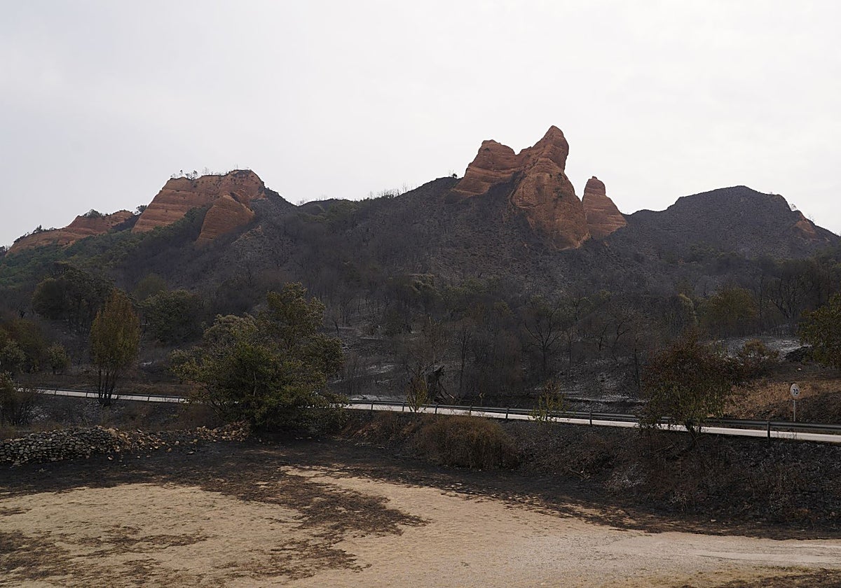El paraje natural de Las Médulas se ha visto afectado por las llamas del incendio de Yeres