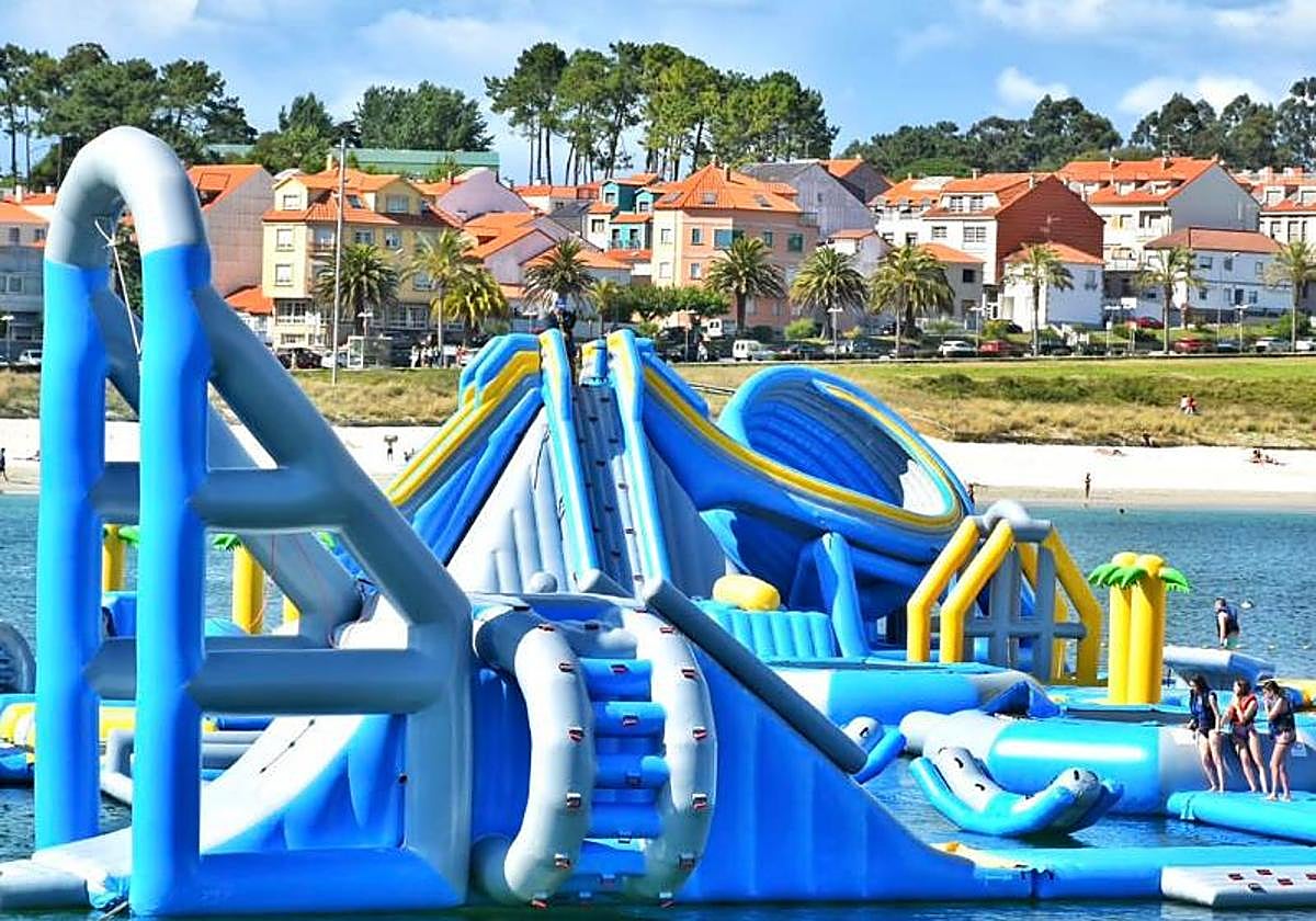El parque acuático flotante más grande de España está en Galicia: precios, dónde está y cómo llegar