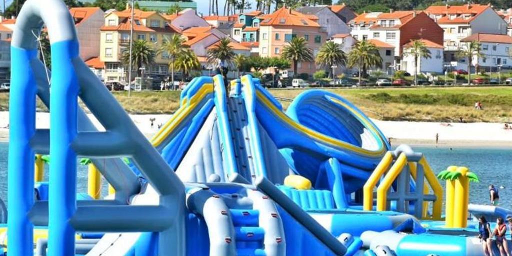 El parque acuático flotante más grande de España está en Galicia: precios, dónde está y cómo llegar