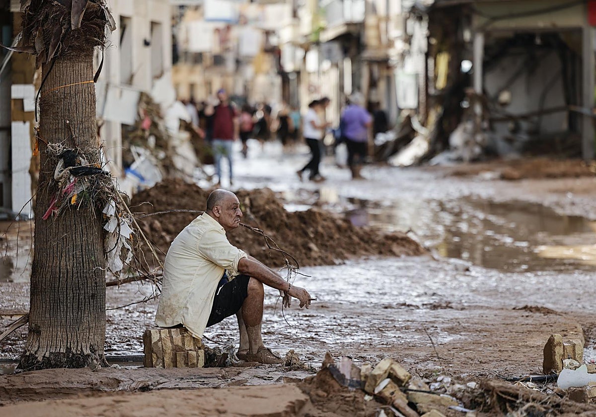 Un hombre observa los daños causados por las inundaciones en la localidad de Paiporta