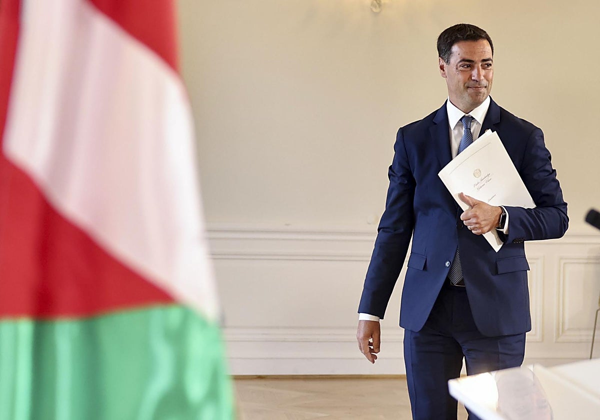 El lendakari, Imanol Pradales, durante la reunión del primer Consejo de Gobierno este jueves en San Sebastián