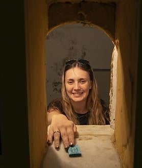 Imagen secundaria 2 - Arriba, proyección en el Delicias; sobre estas líneas, varios espectadores toman unas consumisiones en el puesto del cine; a la derecha, la vendedora de las entradas. 