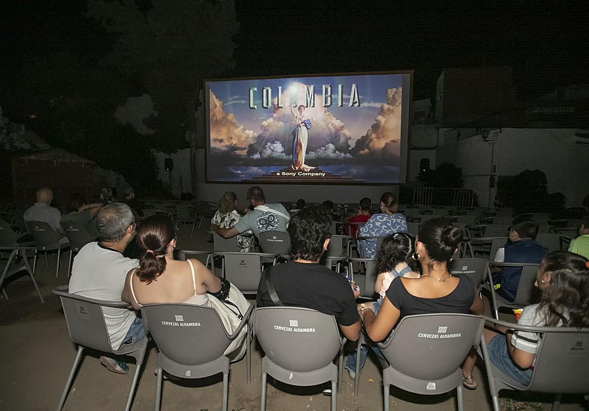 Espectadores viendo una película en el cine Delicias