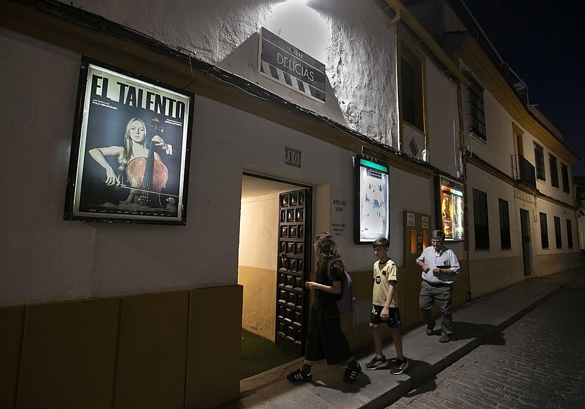 Un grupo de espectadores entrando en el cine Delicias, en la calle Frailes