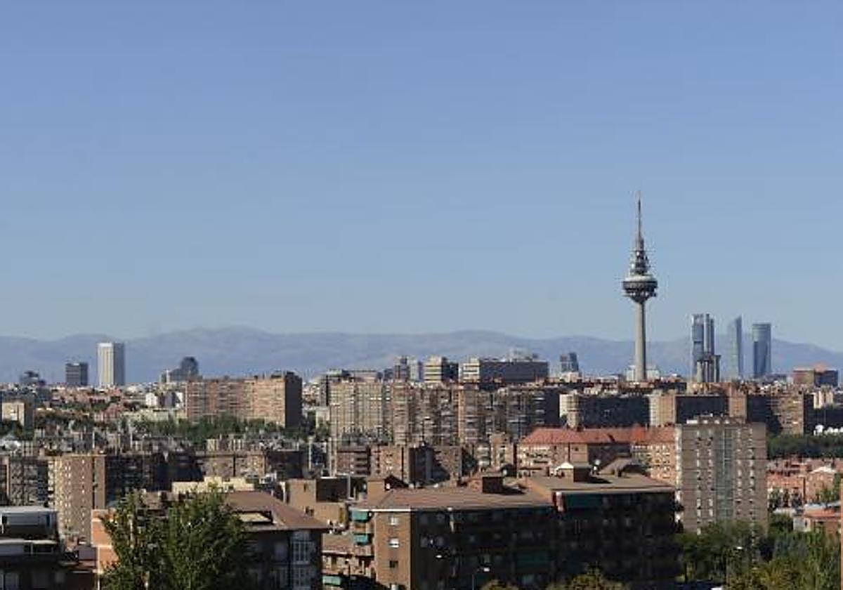 Vista del «skyline» de Madrid desde el Cerro del Tío Pío, en Vallecas