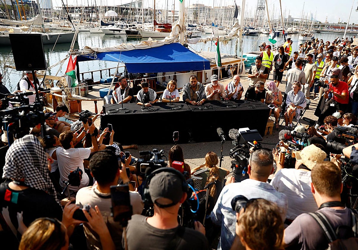 Thunberg, Colau y el resto de activistas, durante la rueda de prensa
