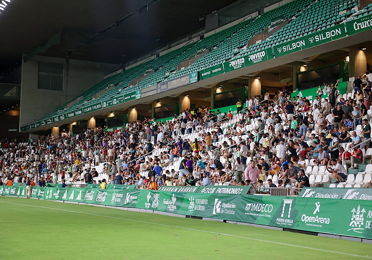 Espectadores en El Arcángel viendo el Mundial de Juveniles