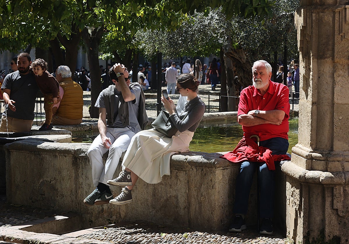 Turistas en la fuente del Patio de los Naranjos