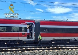 La Guardia Civil auxilia a los 626 pasajeros de los dos trenes paralizados por el incendio en un vagón