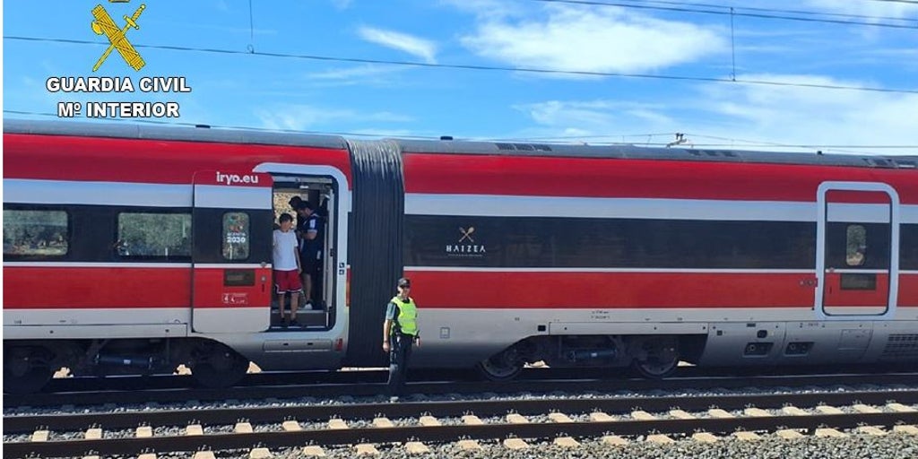 La Guardia Civil auxilia a los 626 pasajeros de los dos trenes paralizados por el incendio en un vagón