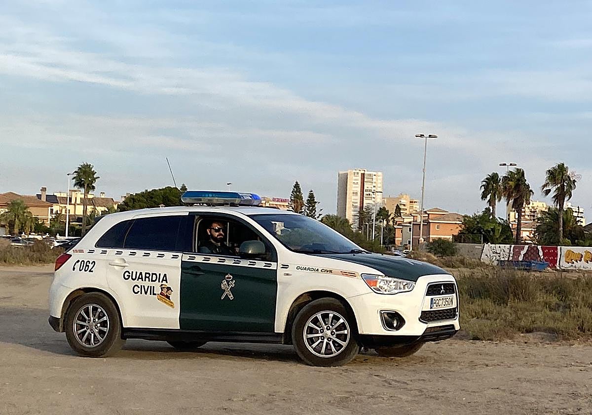 Un vehículo de la Guardia Civil patrulla.