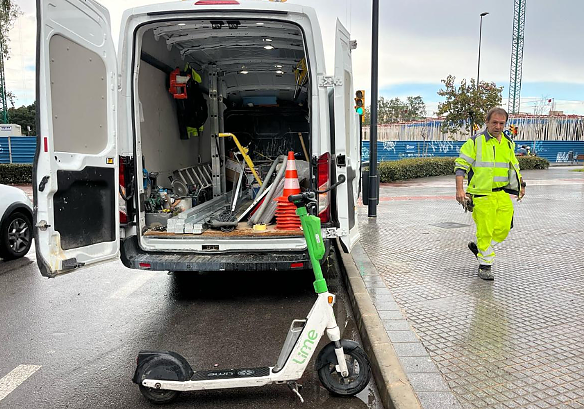 Recogida de los últimos patienetes de alquiler en Málaga
