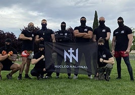 Los neonazis de Núcleo Nacional aplauden y jalean la paliza a los menas: «Son héroes con capucha»