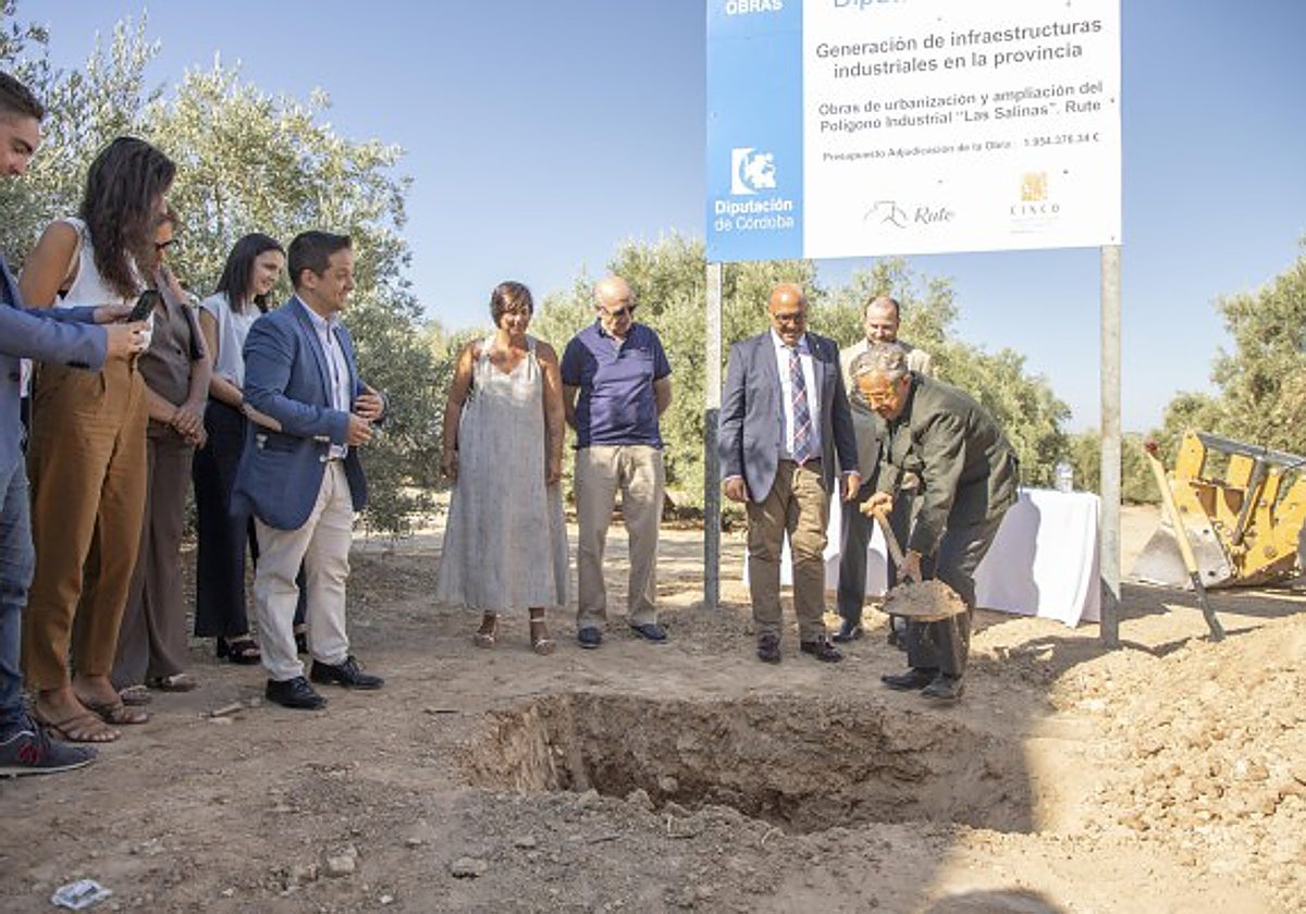 El presidente de la Diputación de Córdoba en la colocación de la primera piedra en Rute