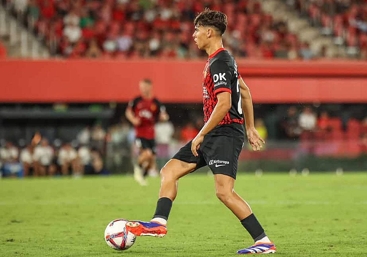 Jan Salas con el balón en un partido en Son Moix