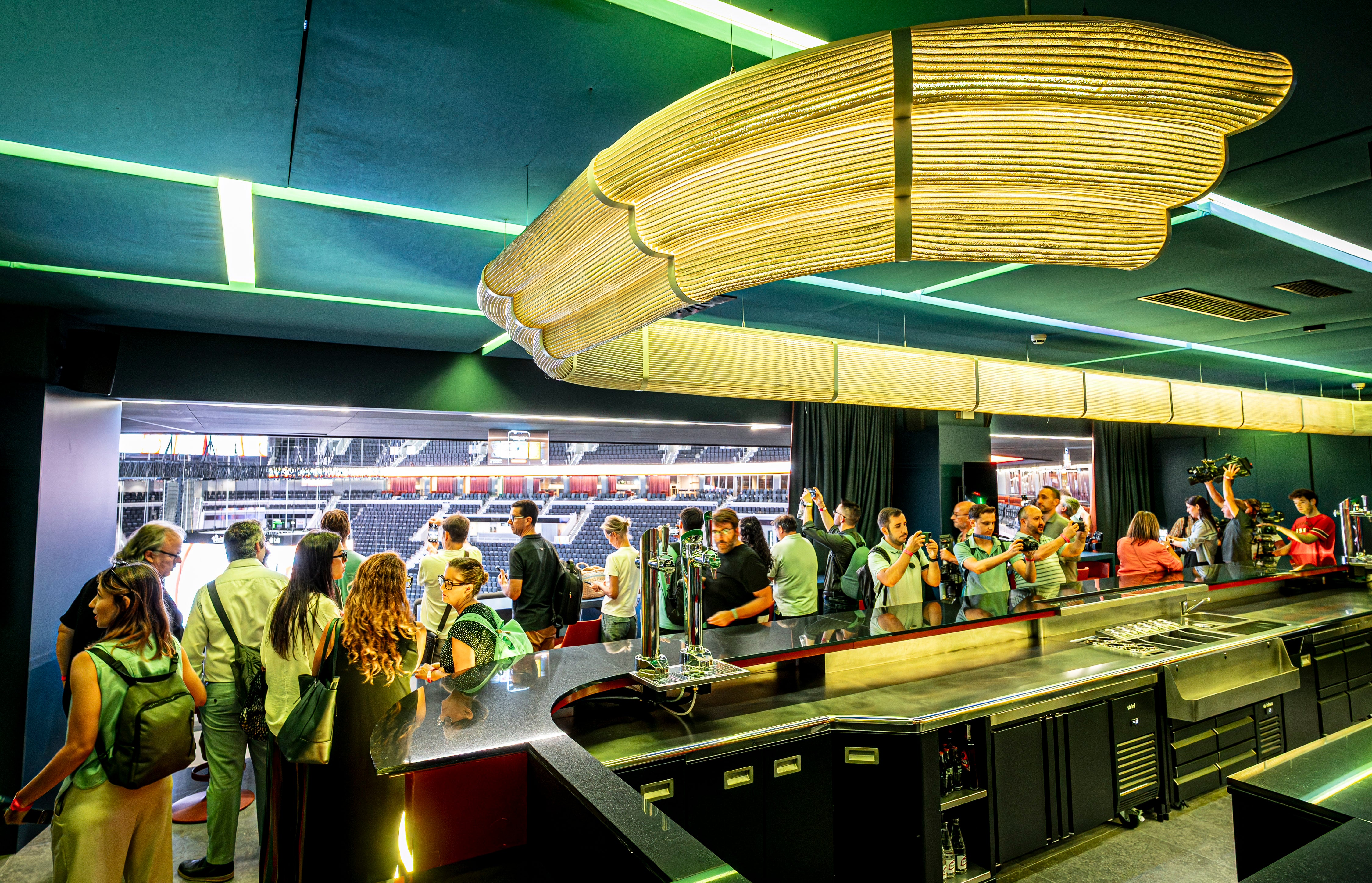 Visitantes disfrutan de las vistas  a la cancha en las cafeterías del Roig Arena.