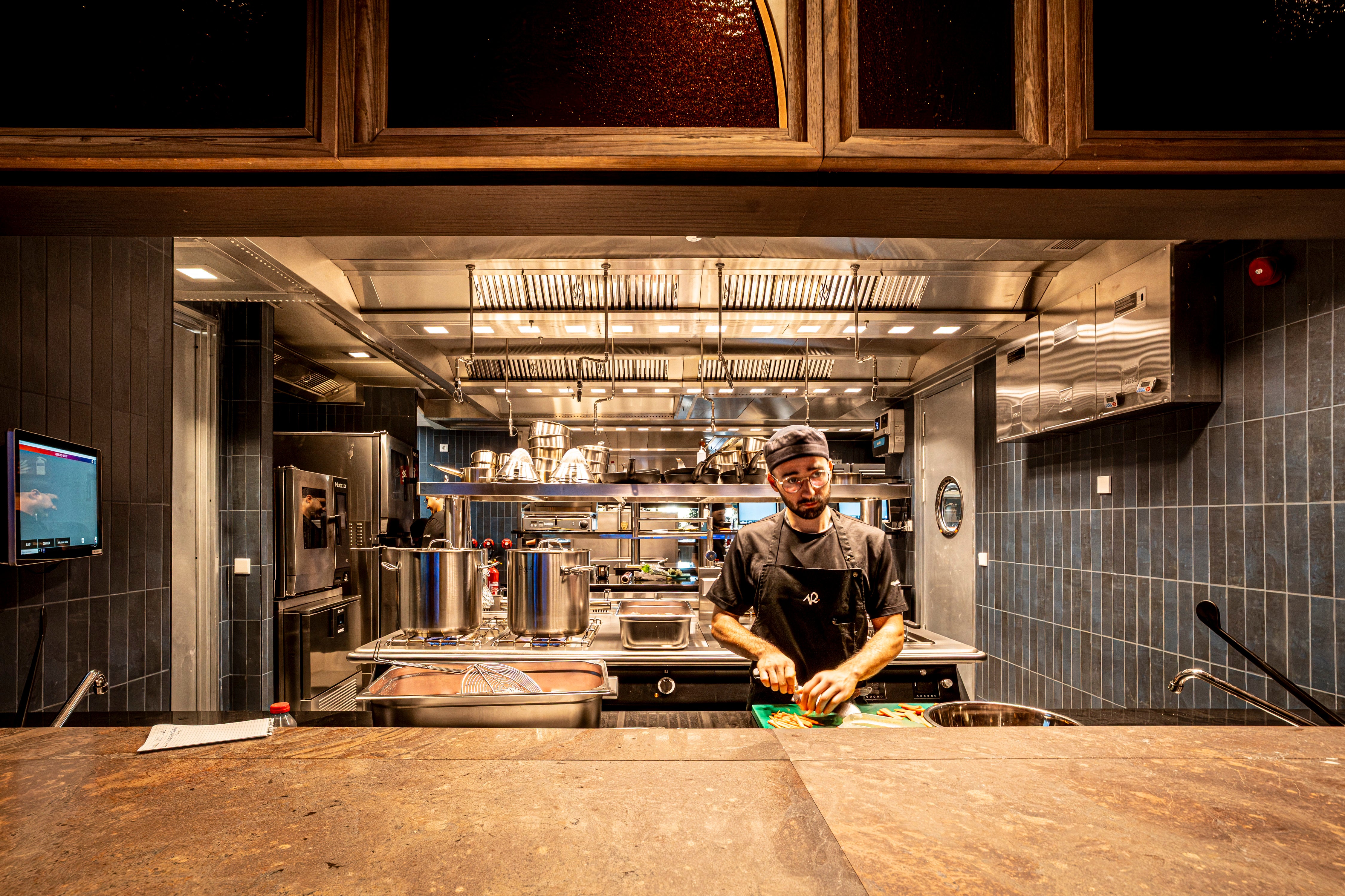 Un cocinero, dentro de los fogones del recinto.
