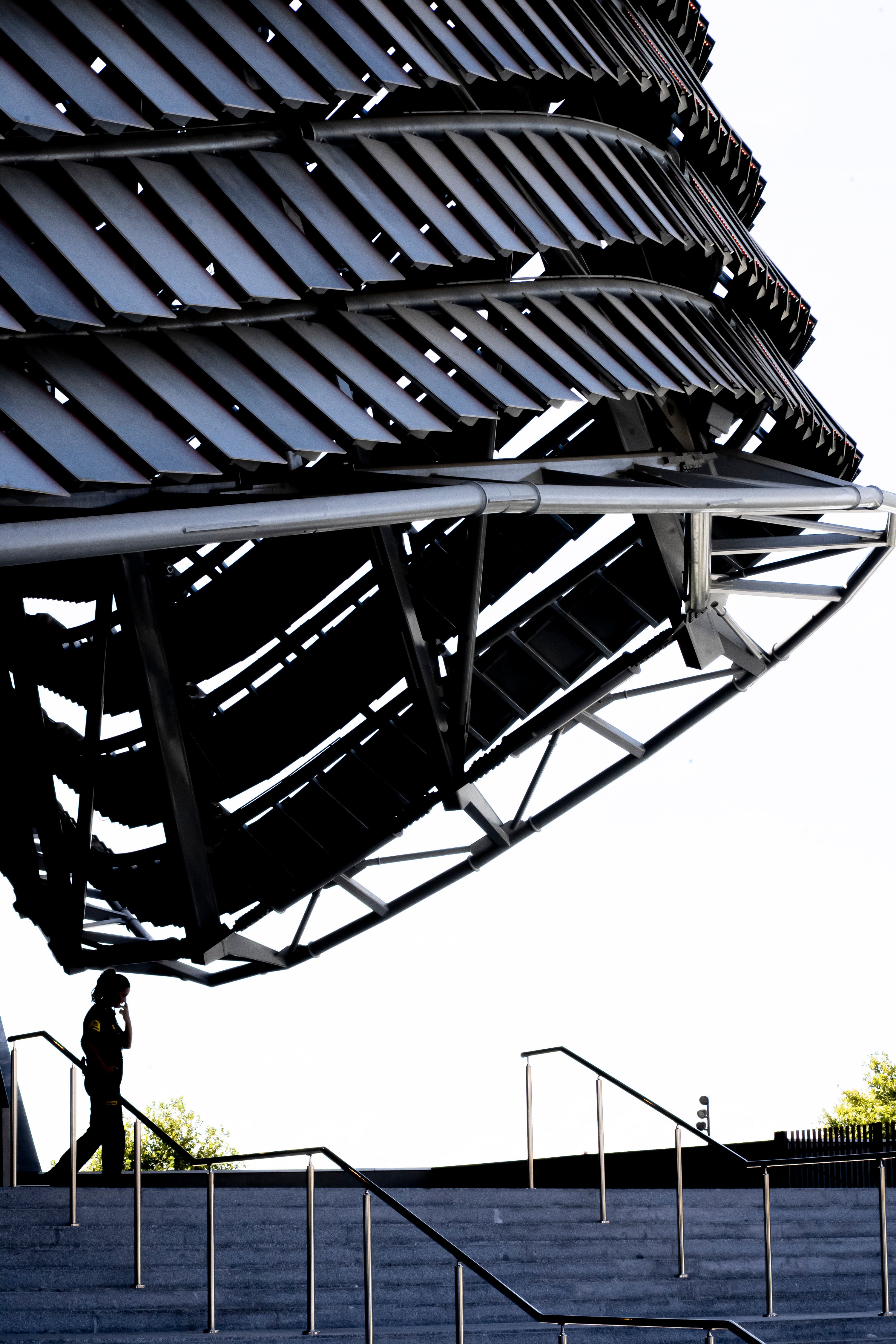 Detalles de las lamas instaladas en el exterior del Roig Arena.