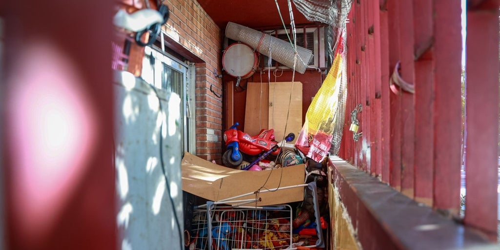 Los 6 niños rescatados de sus padres llevaban dos años entre infecciones y basura en el piso de Vallecas