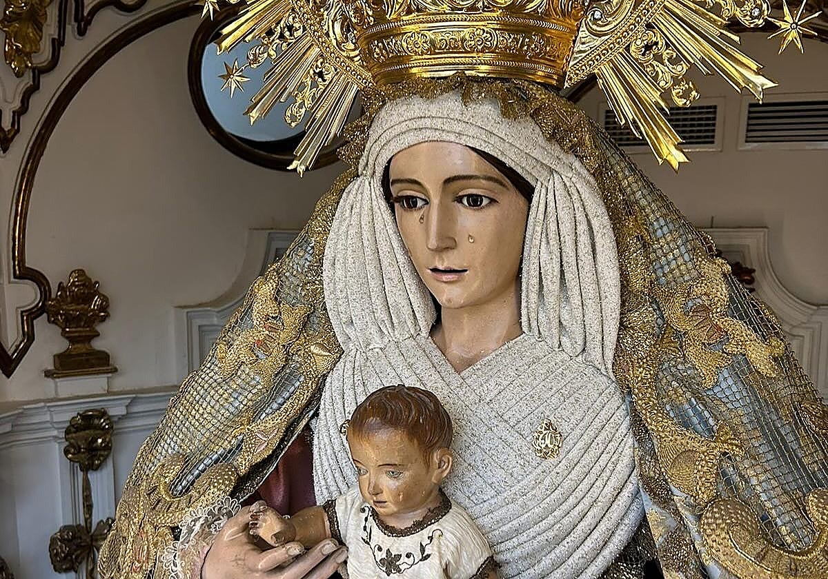 El Niño Jesús del siglo XVII que sobrevivió a la quema de iglesias en 1936 sale en procesión en Vélez-Málaga tras 25 años