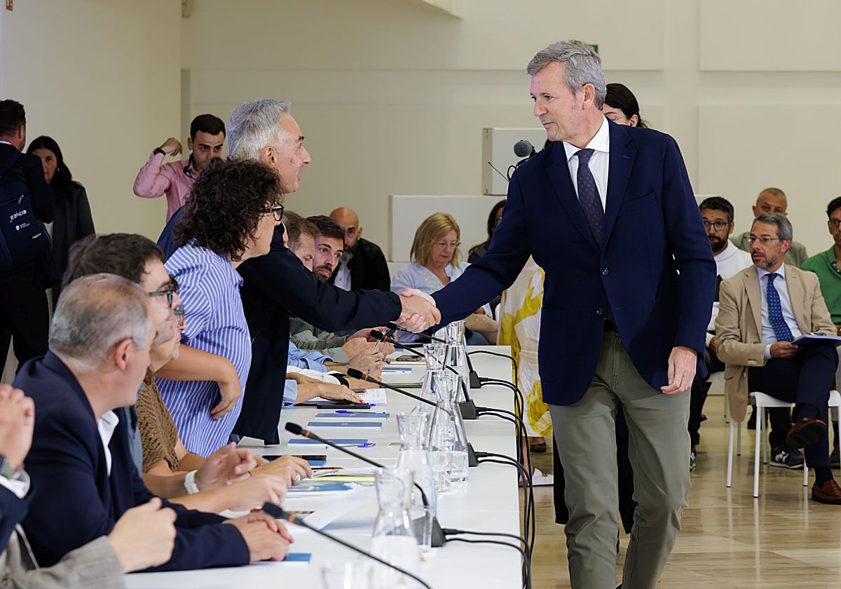 Rueda, este martes, en un en encuentro con medio centenar de representantes de los concellos afectados