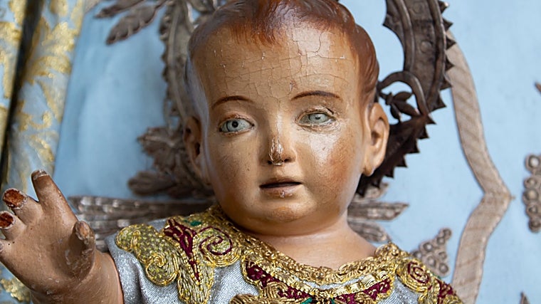 El Niño Jesús con la pintura policromada deteriorada en la cara y en los dedos