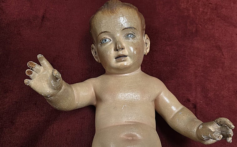 Imagen principal - Fotos antiguas de cómo era la Virgen de la Piedad ý su hijo Jesús en Vélez-Málaga