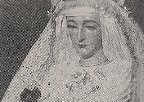 Imagen secundaria 1 - Fotos antiguas de cómo era la Virgen de la Piedad ý su hijo Jesús en Vélez-Málaga