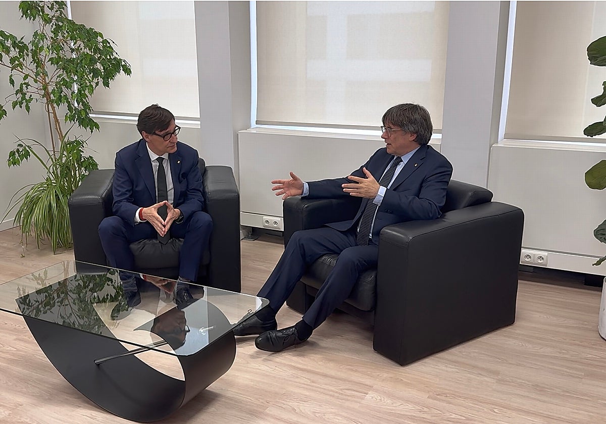 La sala de la reunión sin banderas