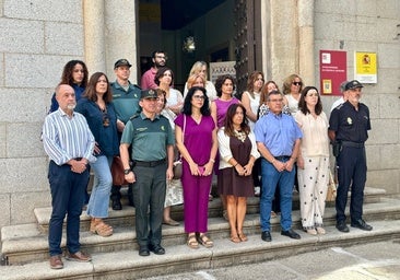 Minuto de silencio en la Delegación del Gobierno para condenar el último asesinato machista de una mujer en Granada