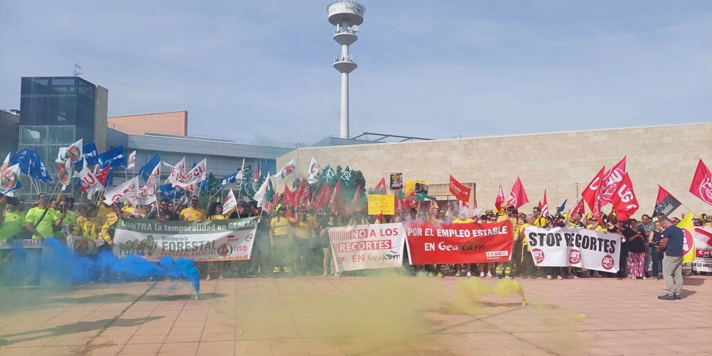 Los bomberos forestales de Castilla-La Mancha denuncian precariedad laboral y recortes en las campañas de extinción