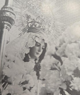 Imagen secundaria 2 - Fotos antiguas de cómo era la Virgen de la Piedad ý su hijo Jesús en Vélez-Málaga