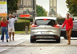 Sin banderas y una matrícula del 1-O: lo que no se vio de la reunión entre Illa y Puigdemont