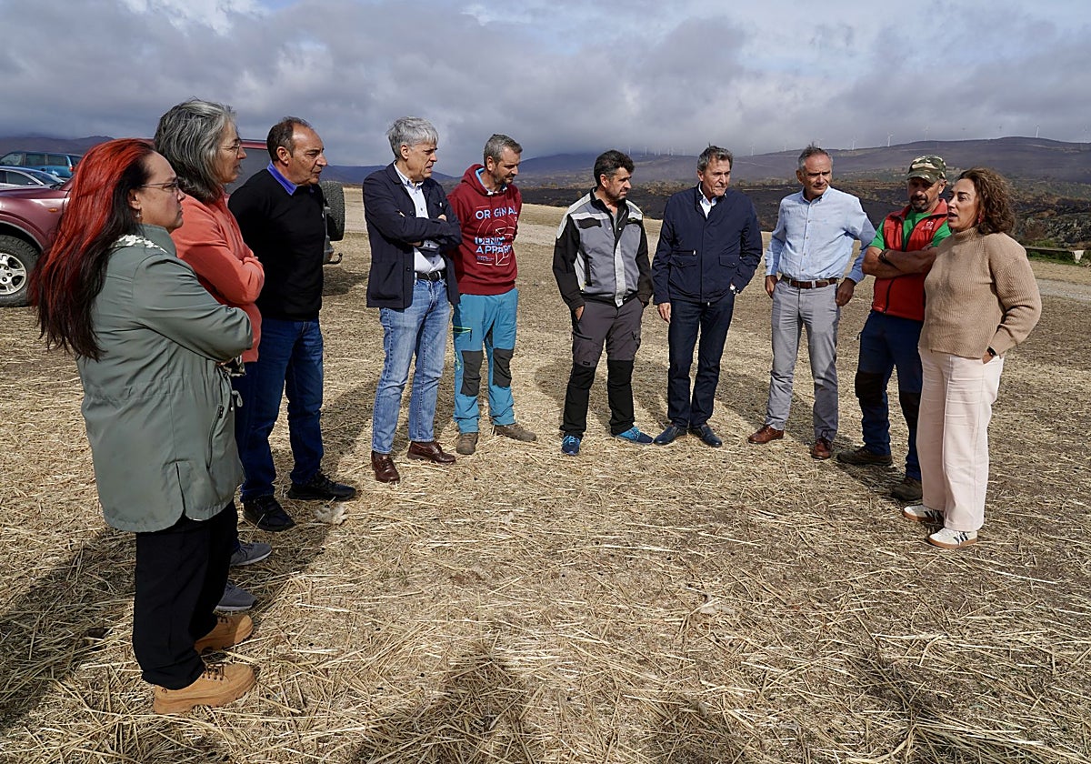 La consejera de Agricultura, Ganadería y Desarrollo Rural, María González Corral, visita una ganadería de ovino afectada por los incendios en Chana de Somoza, en el municipio de Lucillo (León)