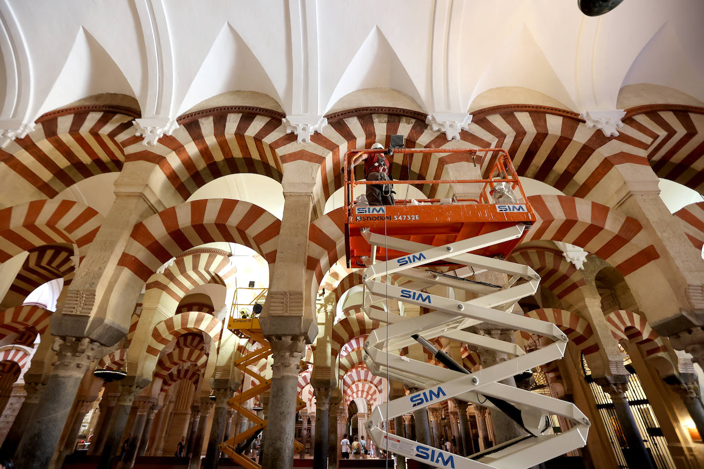 Los impactantes trabajos de emergencia en la Mezquita de Córdoba, en imágenes