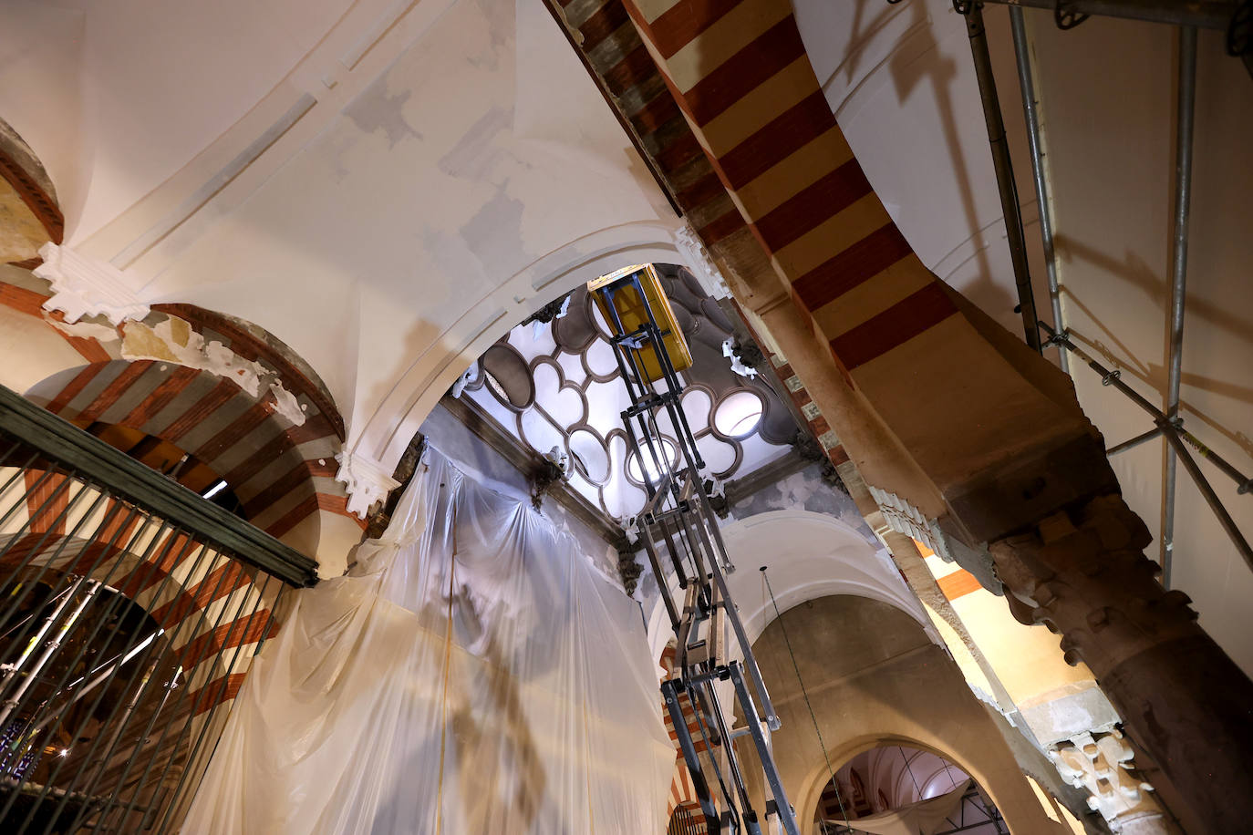 Los impactantes trabajos de emergencia en la Mezquita de Córdoba, en imágenes