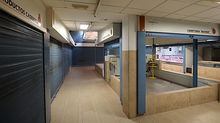 Imagen de los puestos vacíos del mercado del Naranjo, con la carnicería abierta al fondo